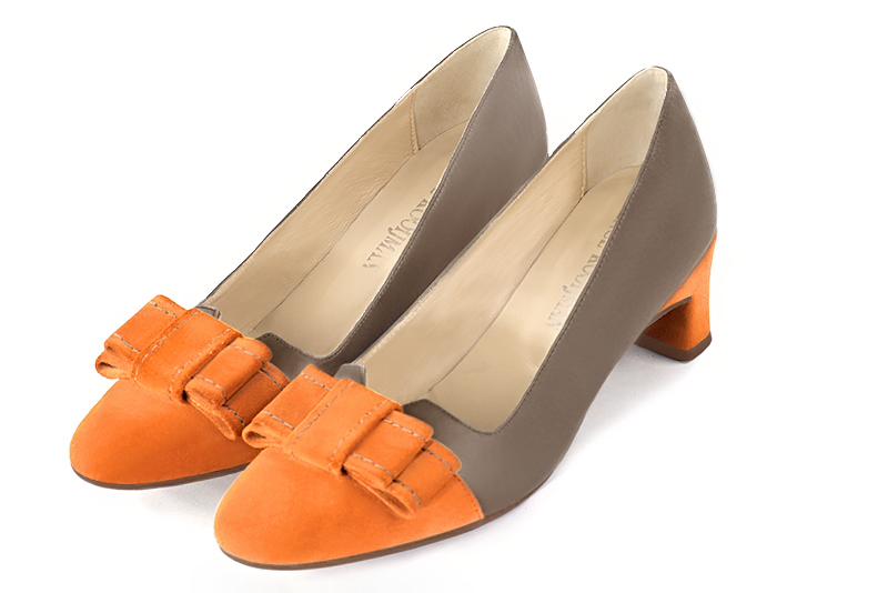 Apricot orange and taupe brown women's dress pumps, with a knot on the front. Round toe. Low kitten heels. Front view - Florence KOOIJMAN